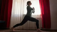 7 esercizi in piedi per gli over 45 più efficaci di un’ora di allenamento